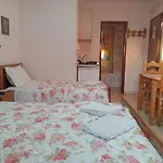 Dimitra Pentaliou Pensionat Kamena Vourla